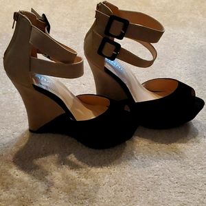 Liliana open-toed wedge sandal. NWT Black/Camel 10